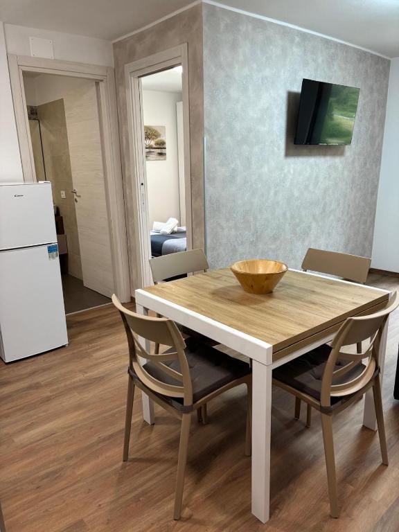 a kitchen and dining room with a table and chairs at Soleneve in Passo del Tonale