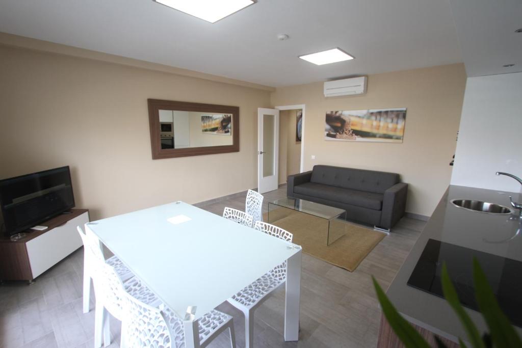 A seating area at Apartamentos Cambrils Playa Spa