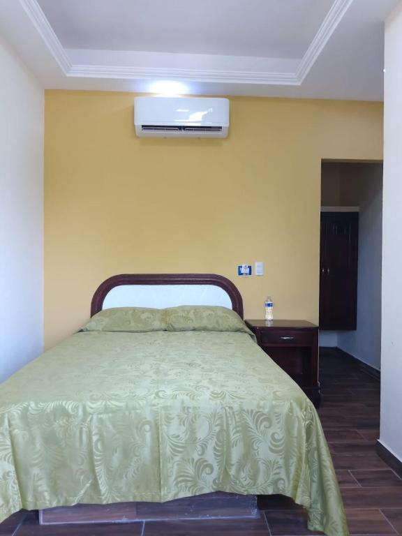 Postel nebo postele na pokoji v ubytování Hotel Real del Quijote a sólo 50 metros de la playa