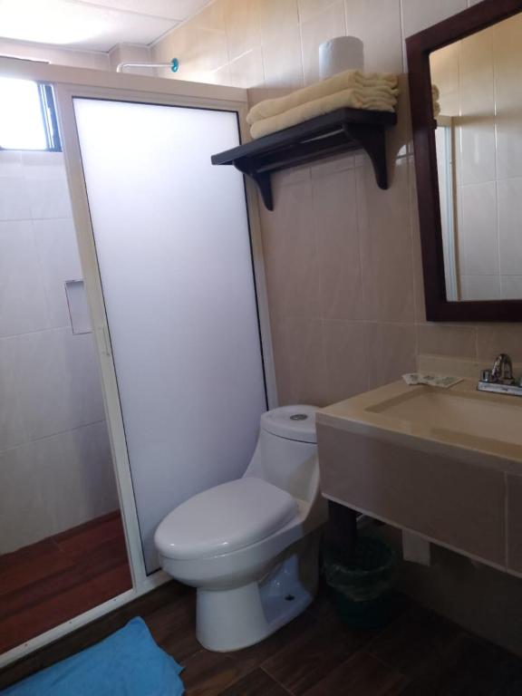 Koupelna v ubytování Hotel Real del Quijote a sólo 50 metros de la playa