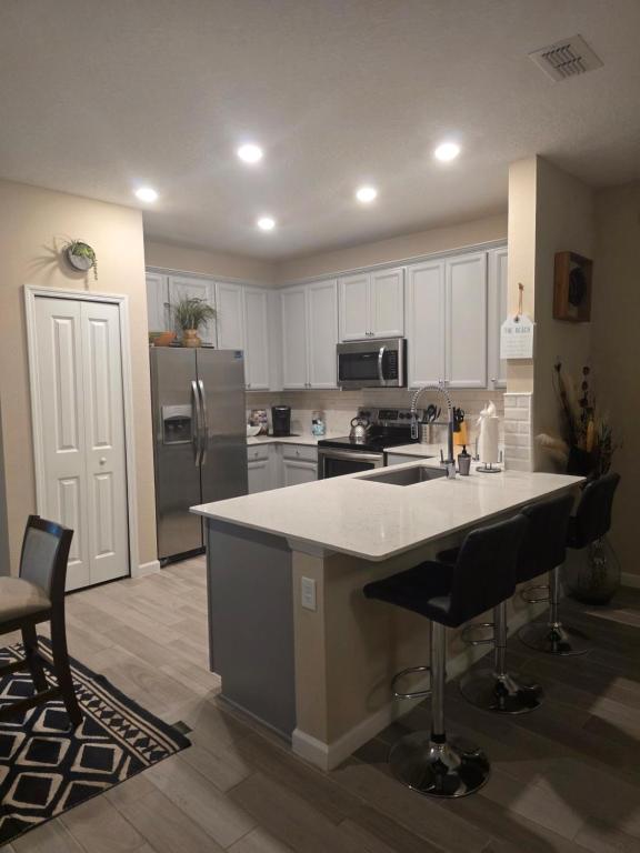 Una cocina con una gran isla en el medio. en Rental Destination Relaxation II, en Jacksonville