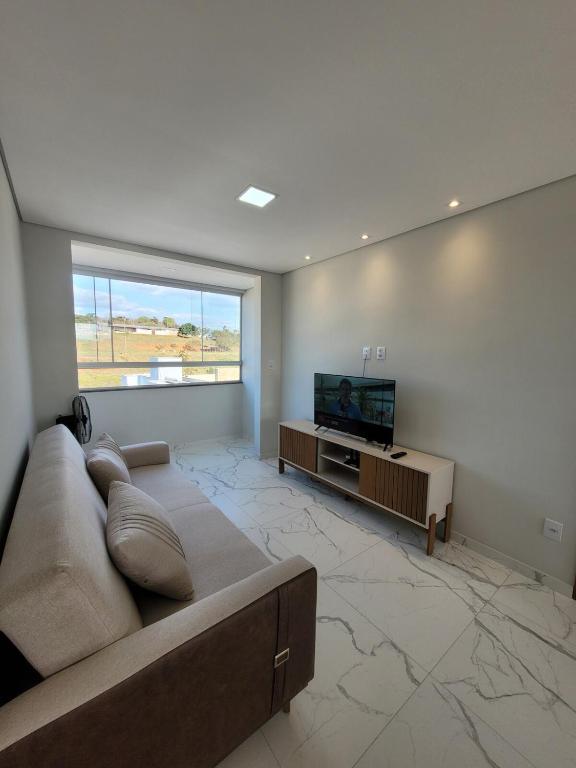 Μια τηλεόραση ή/και κέντρο ψυχαγωγίας στο Apartamento 2 quartos e garagem