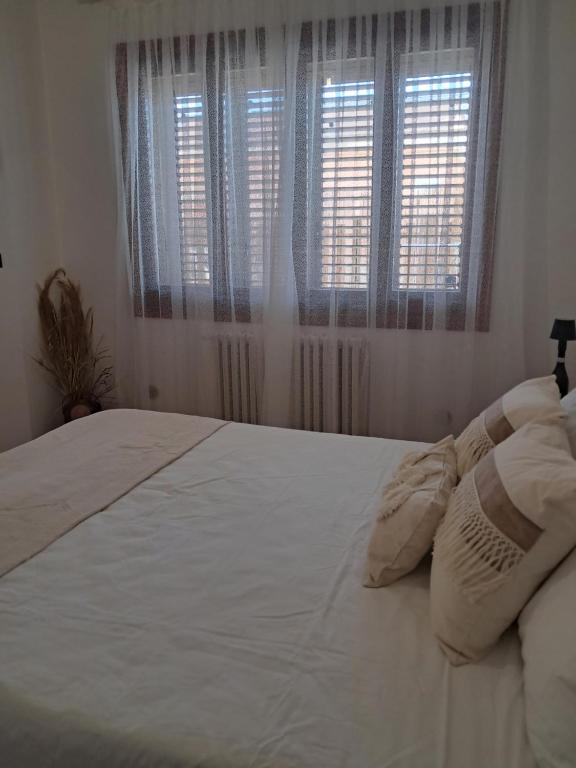 Zona giorno della suite con angolo cottura attrezzato