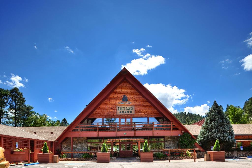 een groot houten gebouw met een groot raam bij Kohl's Ranch Lodge in Payson