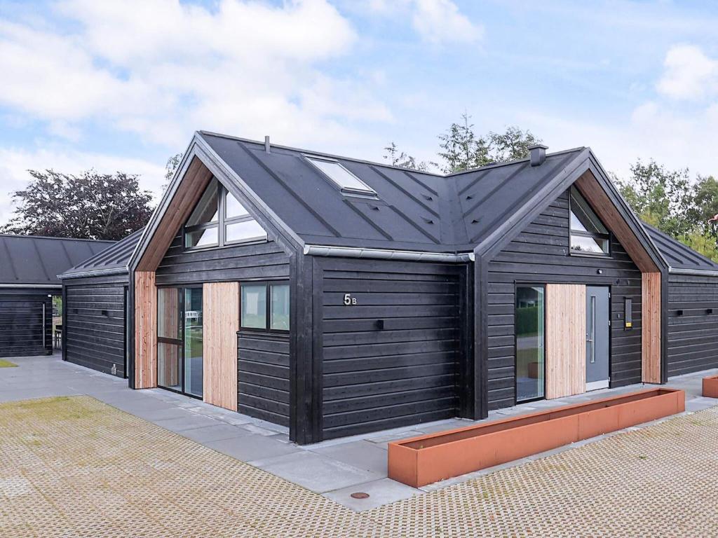 Hadsundにある5 star holiday home in Hadsundの黒屋根の黒家