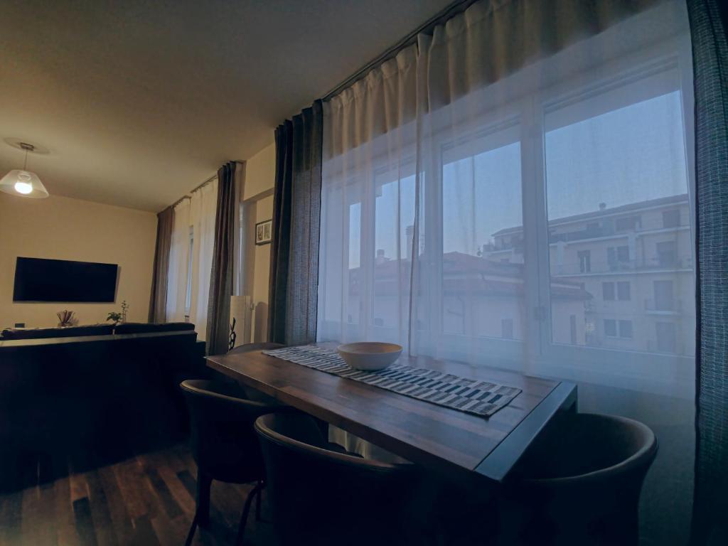 Una habitación con una mesa con un teclado y una ventana. en Dimora Cannavini, en Castel di Sangro