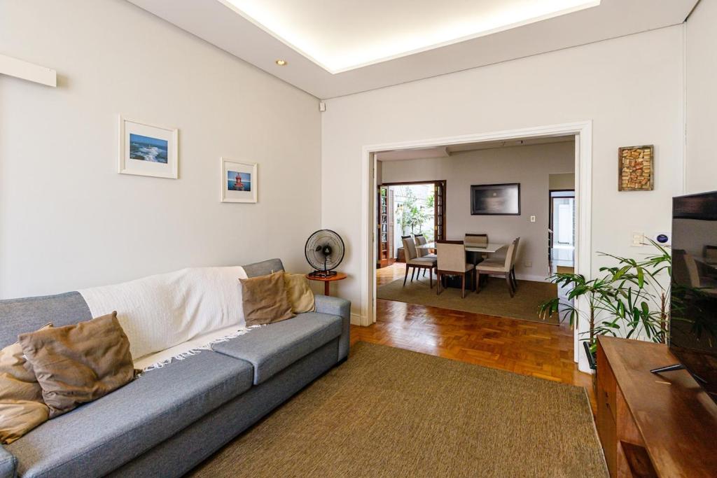 Una sala de estar con un sofá y un comedor. en Refúgio Aclimação, en São Paulo
