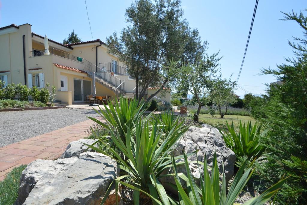 Apartments with parking space Novi Vinodolski - 24716