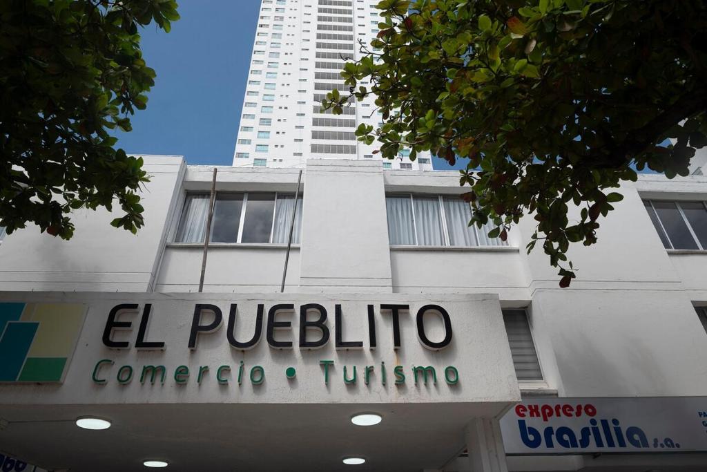 a building with a sign that reads el pueblo at New Pueblito Suites - Cerca a la Playa in Cartagena de Indias