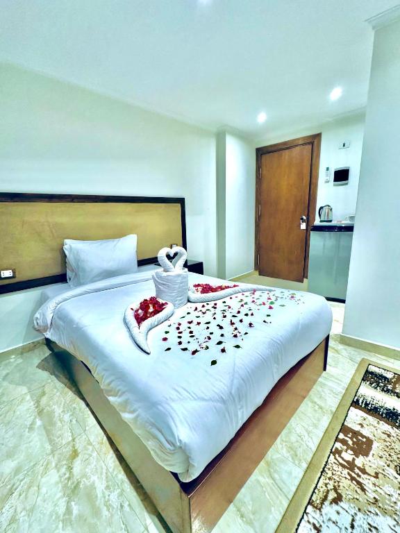 Postel nebo postele na pokoji v ubytování Blue Rose Sphinx & Pyramids Inn