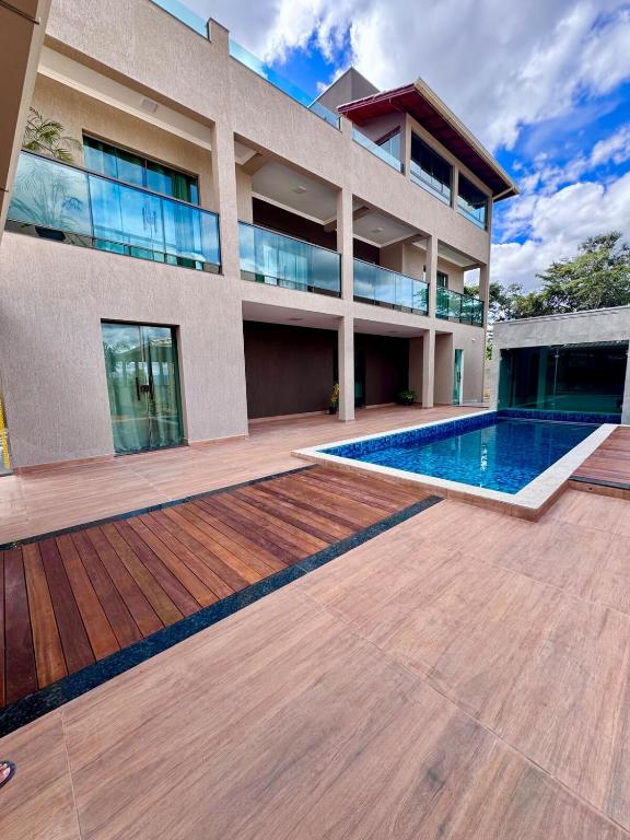 a large house with a swimming pool in front of it at Sítio Recanto da Serra in Mateus Leme