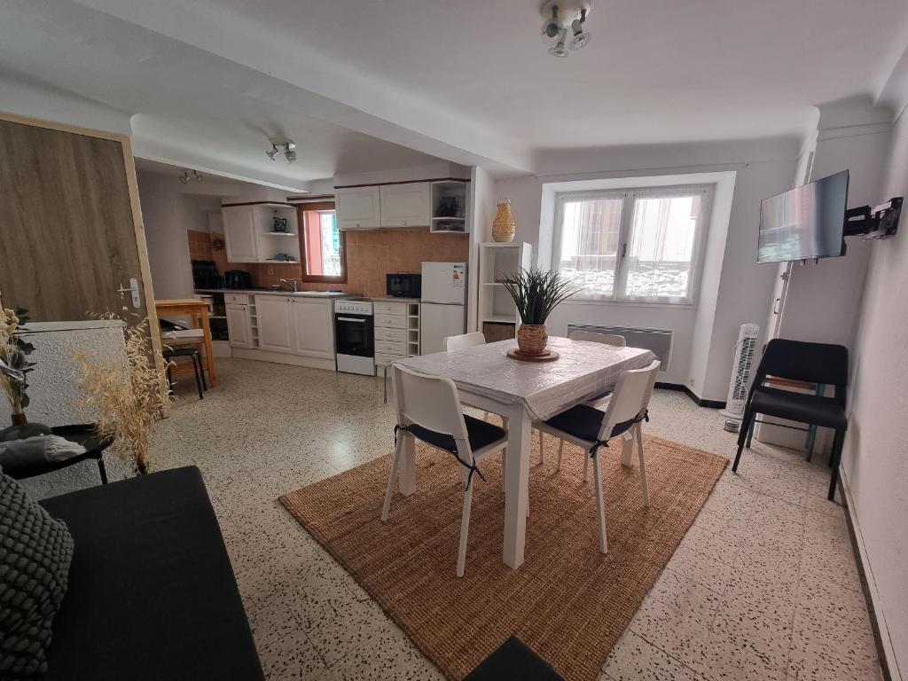 Η κουζίνα ή μικρή κουζίνα στο Collioure - Appartement T2 4 personnes au cœur du village - FR-1-309-528