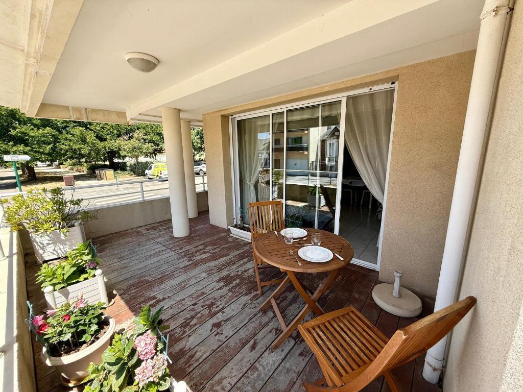 un patio avec une table et des chaises sur un balcon dans l'établissement Appartement T3 avec terrasse et garage à 300 m de la plage, quartier Arago - FR-1-92-582, à Les Sables-dʼOlonne