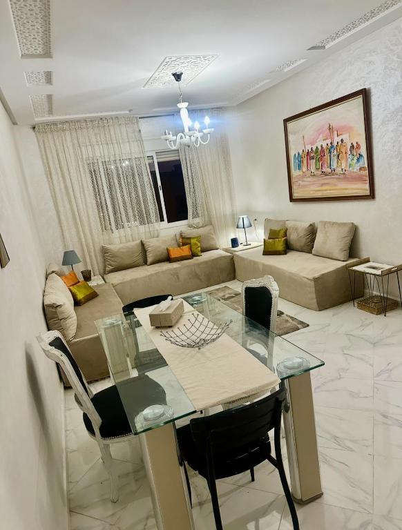 un soggiorno con un tavolo e un divano di Appartement a louer meknes a Meknès