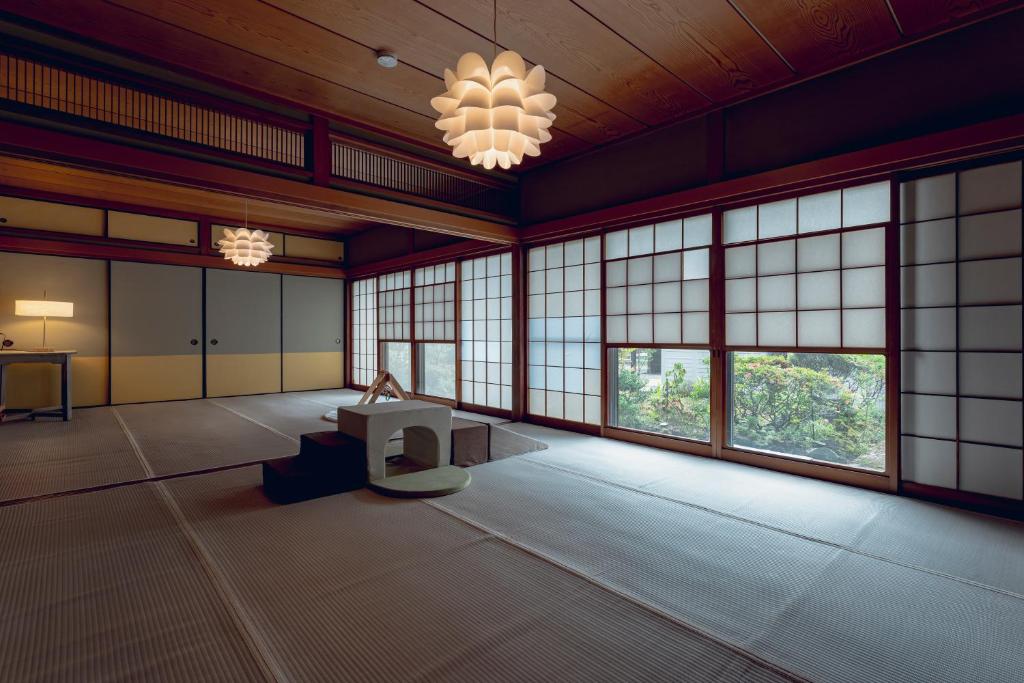 中津川市にあるえなや中津川の窓のある部屋(ベンチ付)