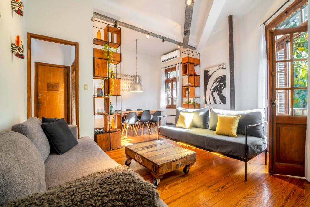 una sala de estar con un sofá y una mesa en Fliphaus Dorrego 2200 - 3 Bd Pool & BBQ Palermo Hollywood, en Buenos Aires