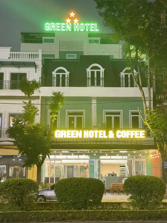 a building with a green hotel and coffee sign at GREEN Hotel & Coffee in Bak Kan