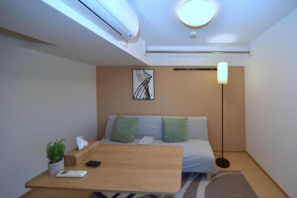 東京にあるKarawaru Stay 平井 Bの部屋にベッドとテーブルがある寝室