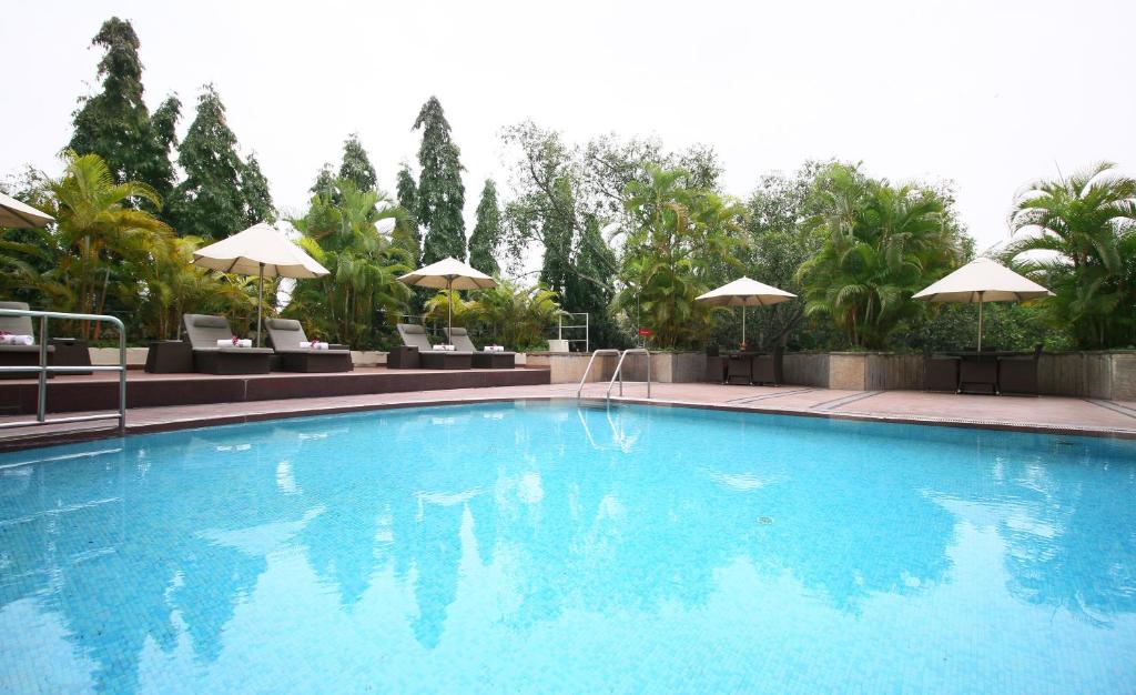 Bazén v ubytování Vivanta Bengaluru Residency Road nebo v jeho okolí