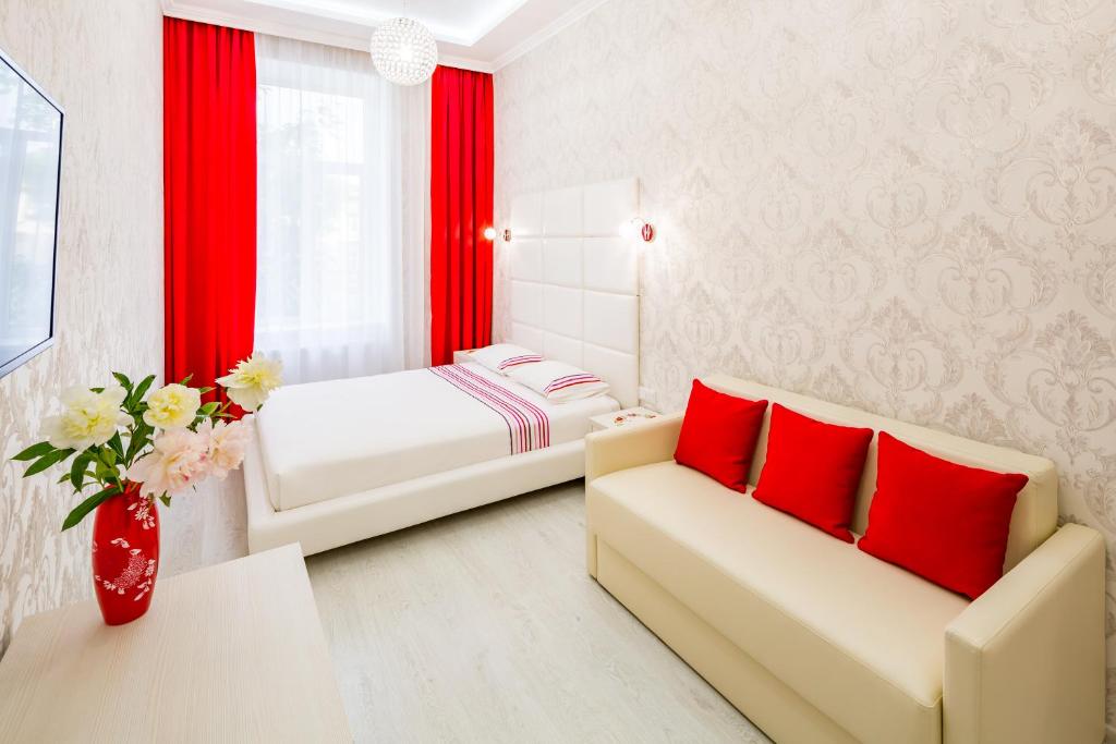 Crystal Apartments - Apartment On Galytskogo Square 2