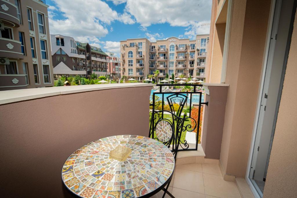 En balkon eller terrasse på Marea Garden, Ravda - 1BD Apartment with Pool by Flat Mаnager