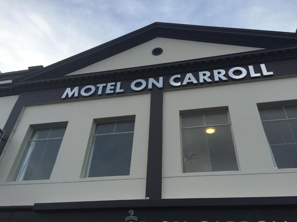 un edificio con un cartel que lee motel en zanahoria en Motel on Carroll, en Dunedin