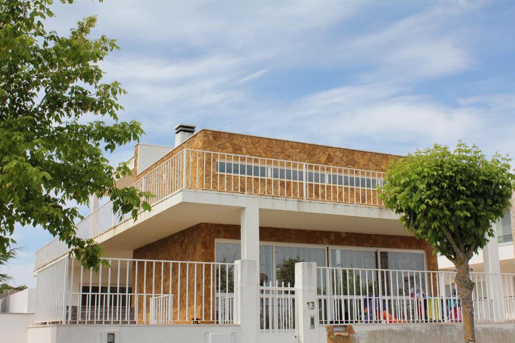 a house with a balcony on top of it at Serra e Mar in Sintra