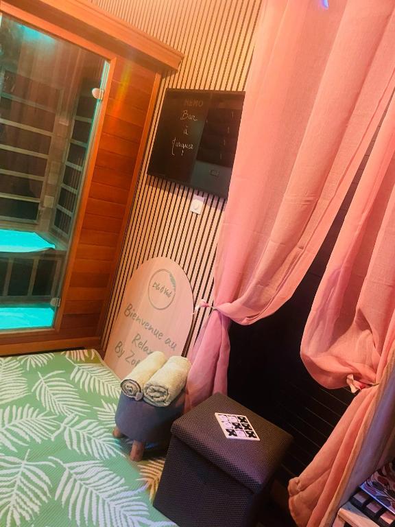 Postel nebo postele na pokoji v ubytování Charmant chalet avec jacuzzi, L'île Ô Vert