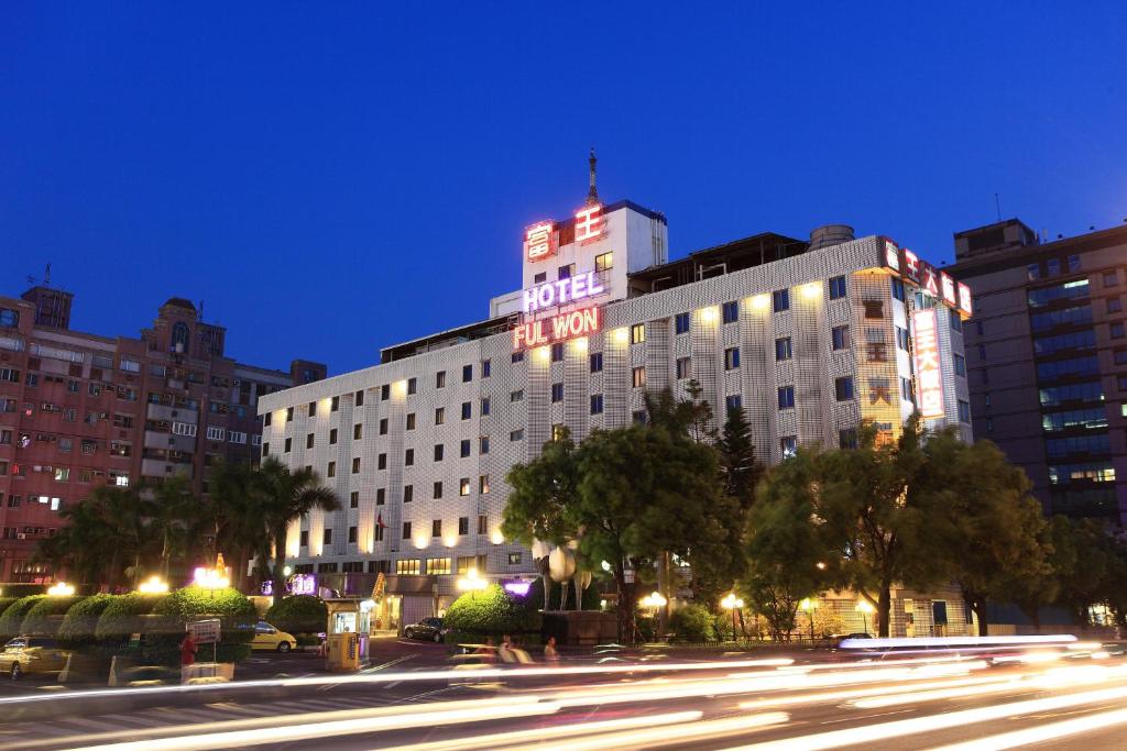 un edificio con un letrero de neón encima en Ful Won Hotel, en Taichung