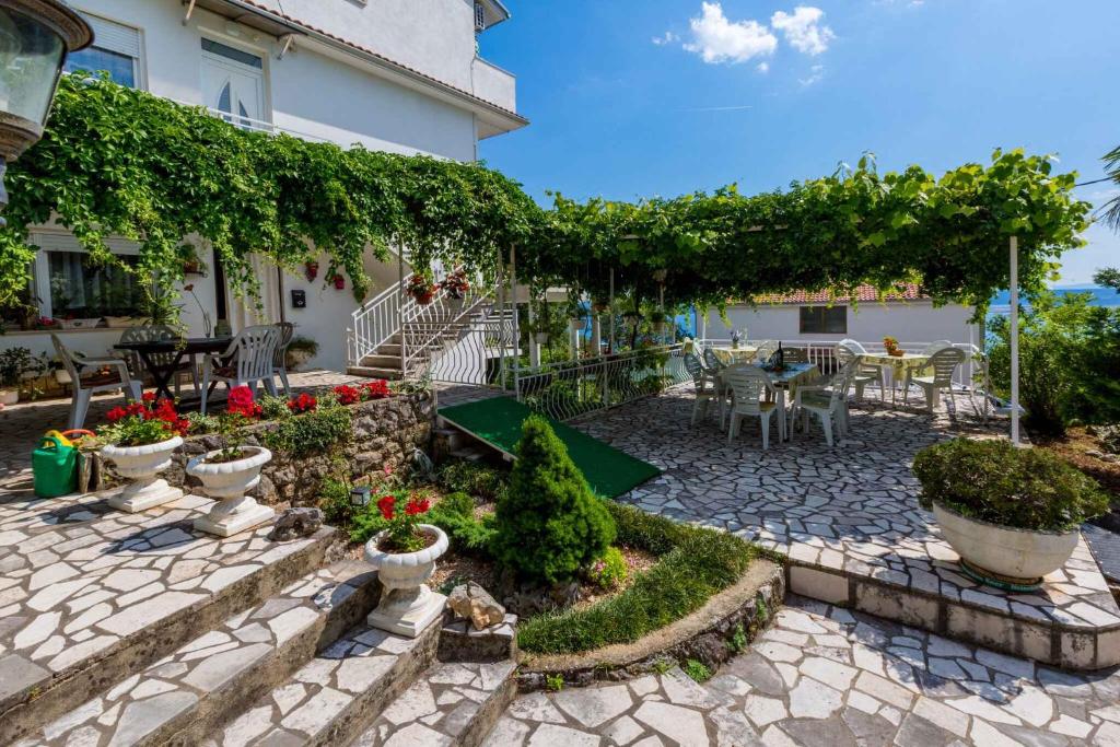 Apartments in Crikvenica 14100