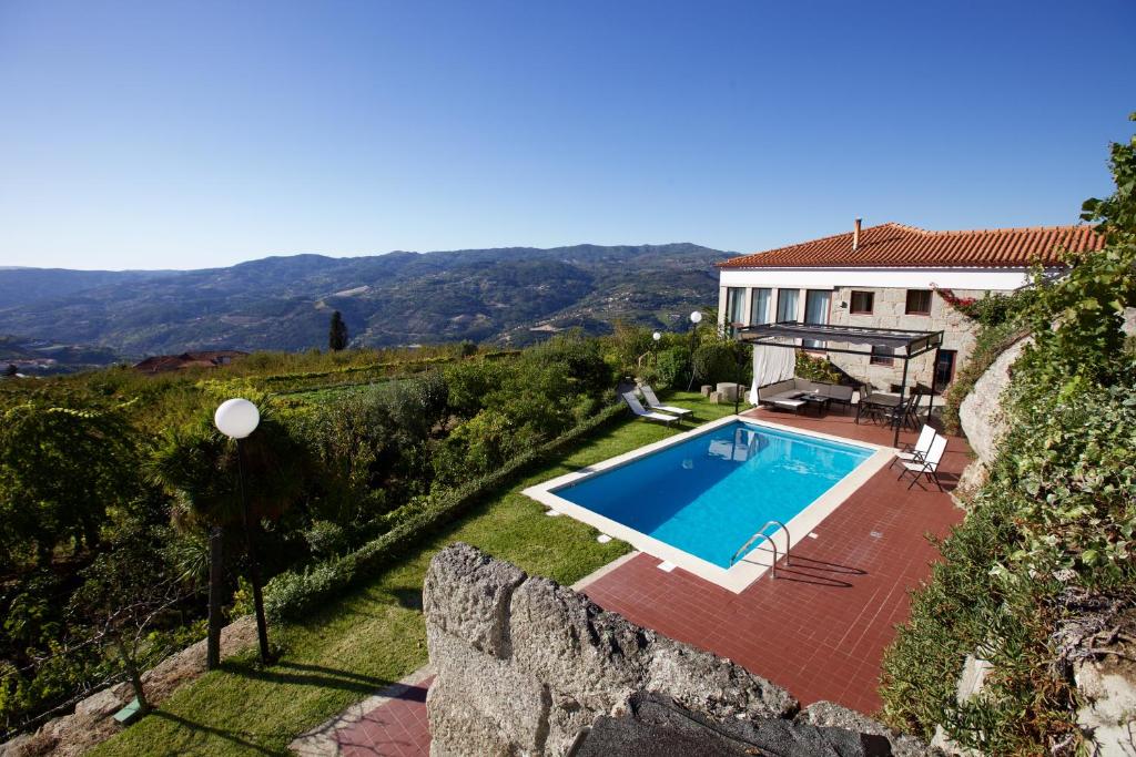 uma vista exterior de uma villa com piscina em Quinta de CasalMato em Resende