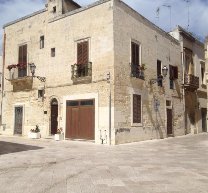 un gran edificio de piedra con puertas y ventanas en Corte dei Mesagnesi, en Lecce