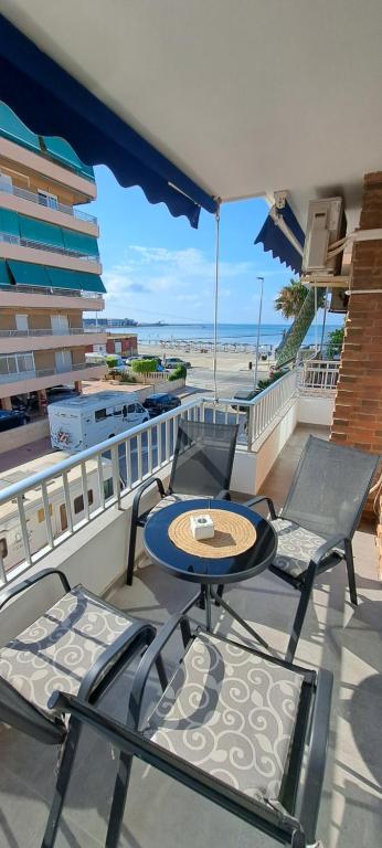 einen Balkon mit Tisch und Stühlen sowie Strand in der Unterkunft Apartamento Sofia in Santa Pola