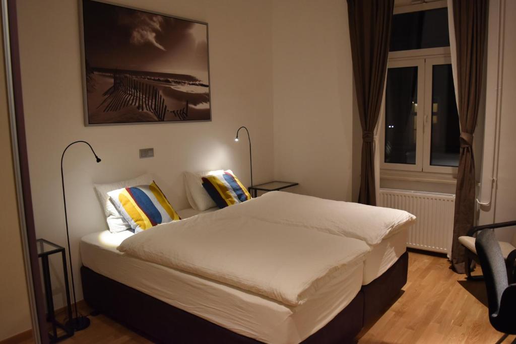 1 dormitorio con cama y ventana en B&B Cool Centre Zagreb, en Zagreb