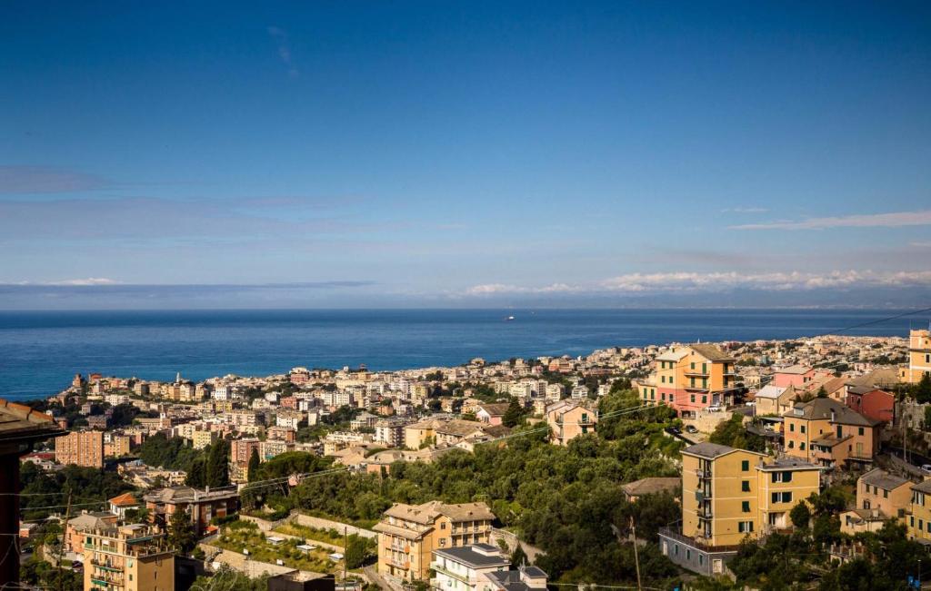 ジェノヴァにあるChalet Villa Ornellaの海の空の景色