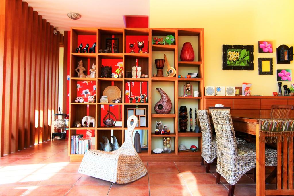 a room with a table and a book shelf with vases at Ibali Hostel in Magong