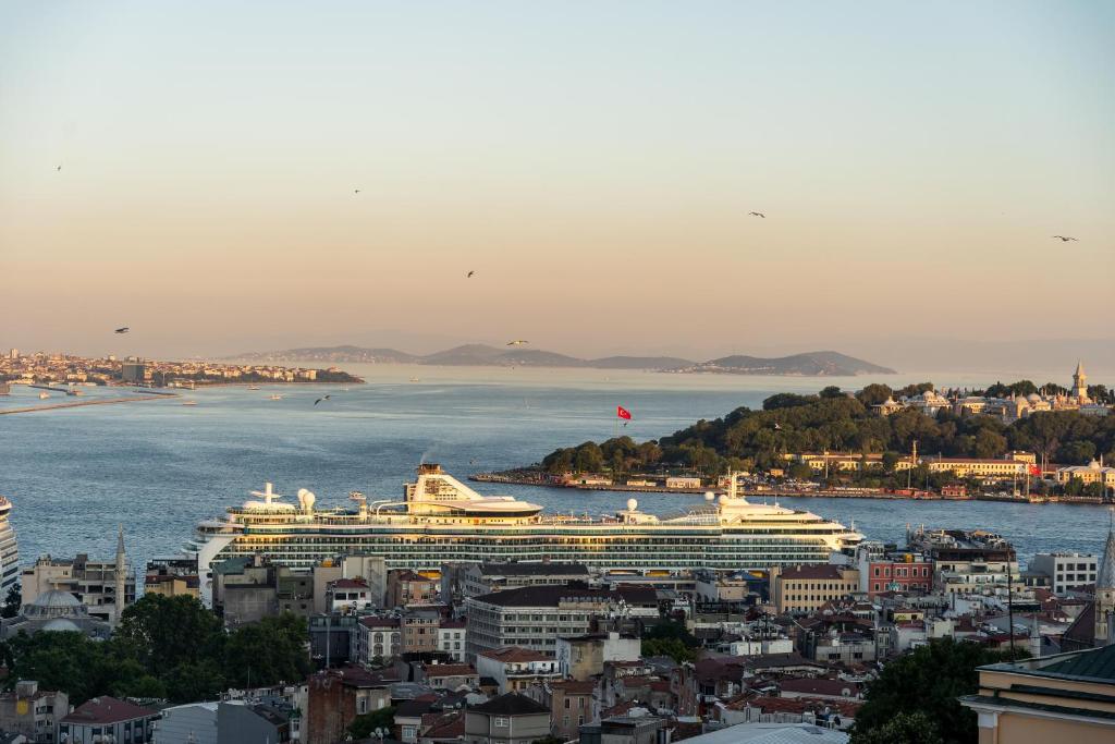 een cruiseschip is aangemeerd in een grote hoeveelheid water bij Ravouna 1906 Bosphorus Istanbul in Istanbul