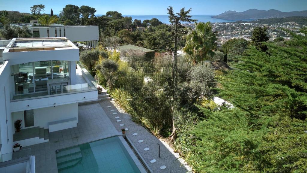 une vue aérienne d'une maison avec piscine dans l'établissement Villa MARGARITTA 4km Cannes centre et plages, au Cannet