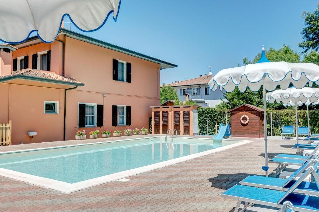eine Villa mit einem Pool und einem Haus in der Unterkunft Agriturismo I Portici in Gatteo a Mare