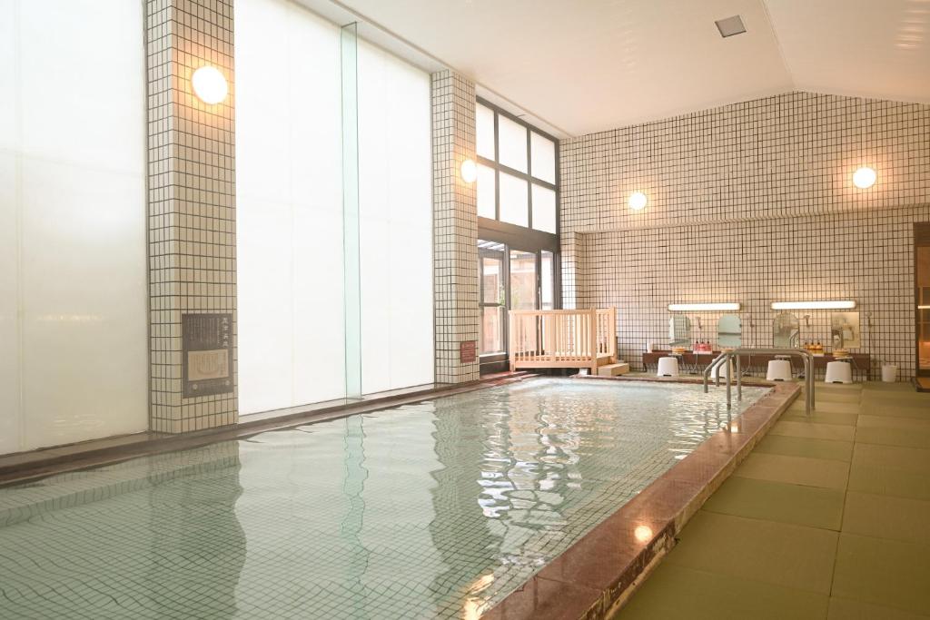 Bazén v ubytování Ooedo Onsen Monogatari Awazu Grand Hotel nebo v jeho okolí