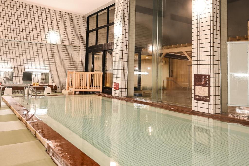 Bazén v ubytování Ooedo Onsen Monogatari Awazu Grand Hotel nebo v jeho okolí