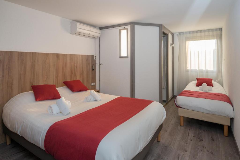 Postel nebo postele na pokoji v ubytování Brit Hotel Plaisance A9/A61