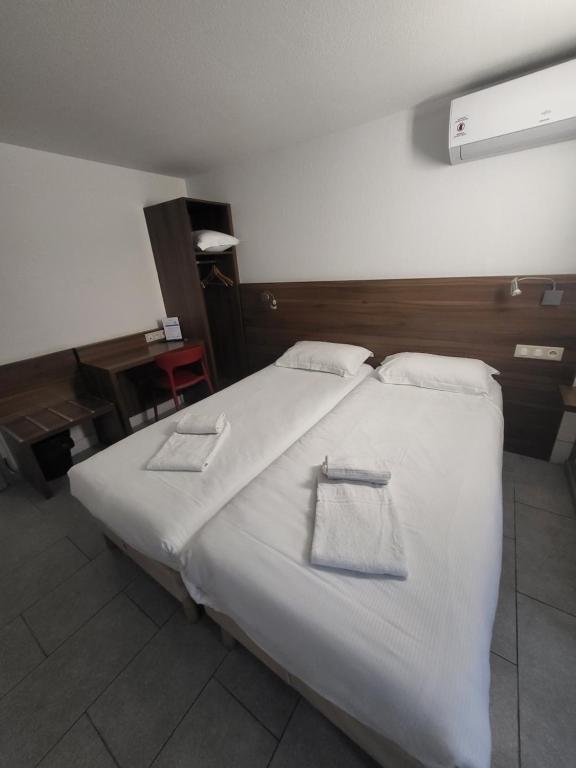 Postel nebo postele na pokoji v ubytování Brit Hotel Plaisance A9/A61