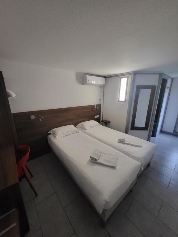 Postel nebo postele na pokoji v ubytování Brit Hotel Plaisance A9/A61