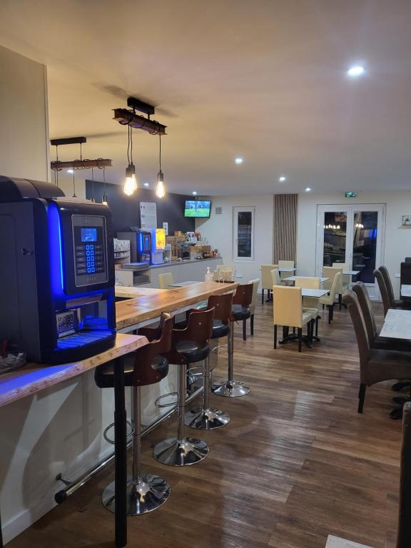 TV a/nebo společenská místnost v ubytování Brit Hotel Plaisance A9/A61