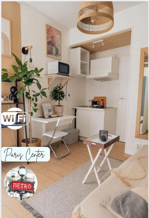 un petit appartement avec une cuisine et un salon dans l'établissement Studio cosy Paris Centre, à Paris
