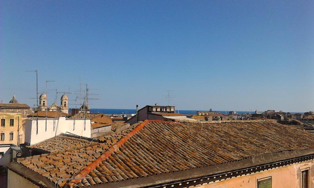 vista sui tetti di edifici di una città di Sky Apartments - Catania City Center a Catania