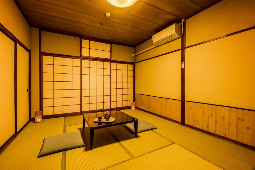 Posezení v ubytování Ooedo Onsen Monogatari Awazu Grand Hotel