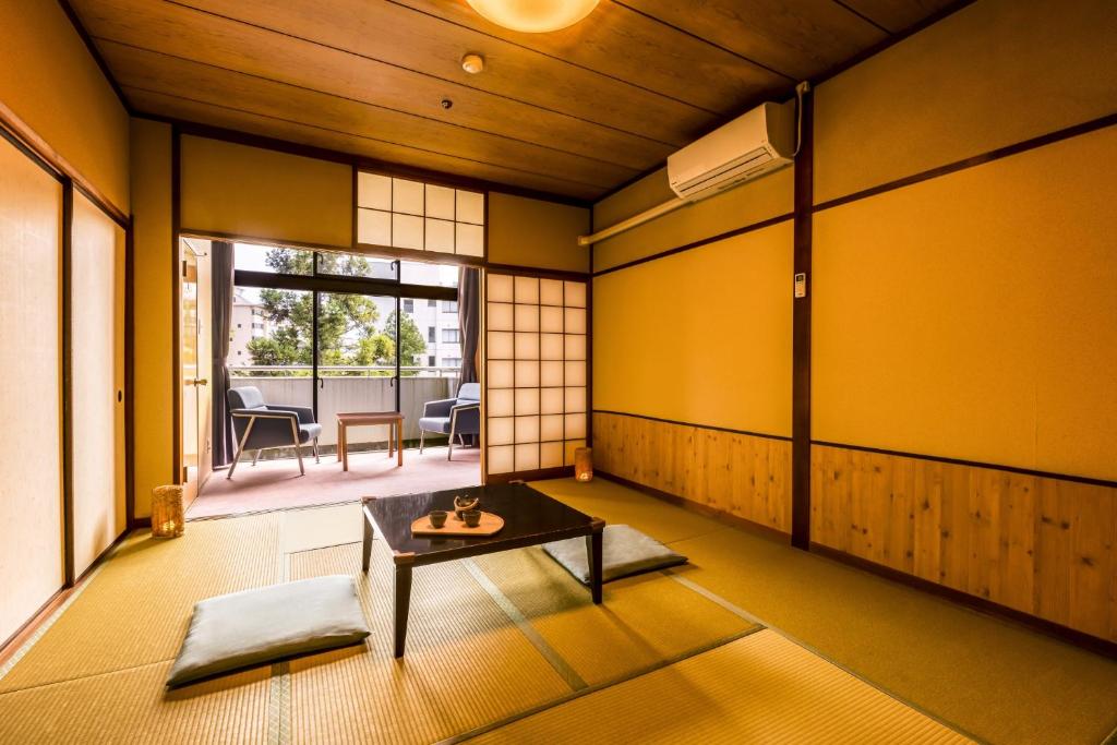 Posezení v ubytování Ooedo Onsen Monogatari Awazu Grand Hotel