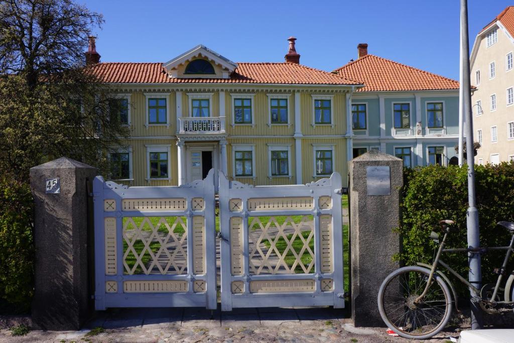 a blue gate in front of a large building at Kalmar Sjömanshem in Kalmar